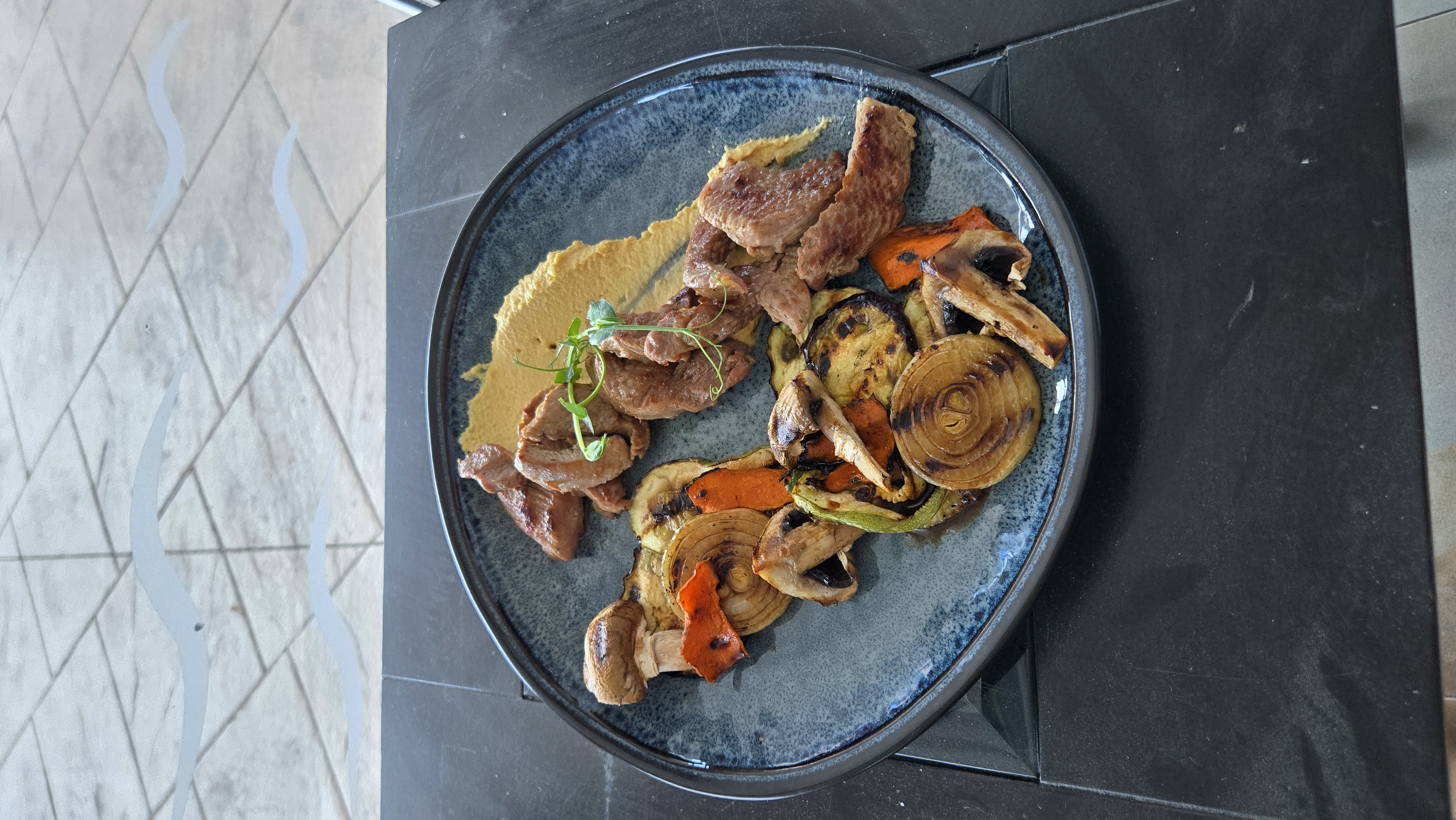 Свинско с гриловани зеленчуци